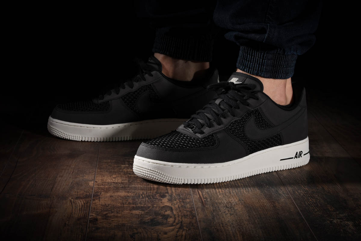 NIKE AIR FORCE 1 LO BLACK