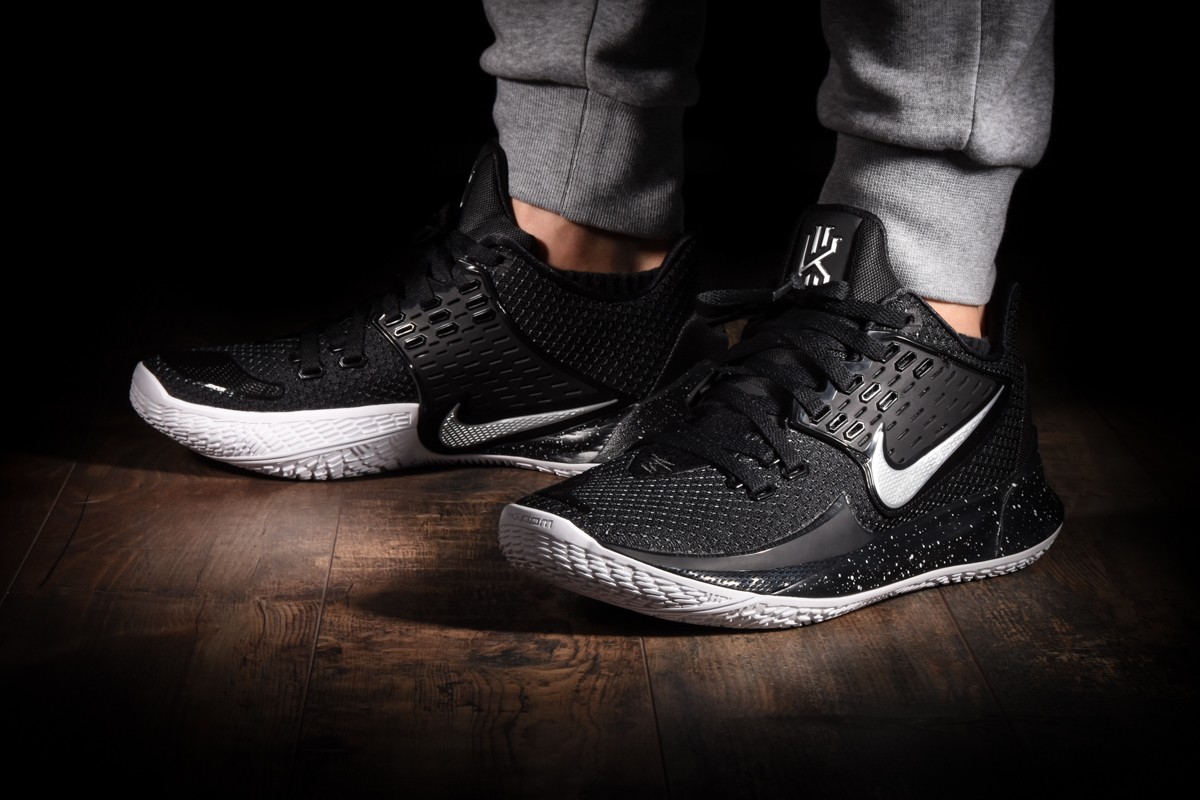 NIKE KYRIE LOW 2 BLACK METALLIC SILVER