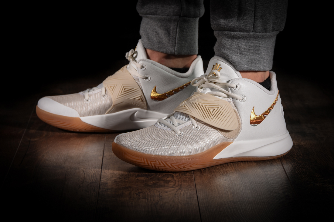 NIKE KYRIE FLYTRAP III WHITE METALLIC GOLD por 115 00 kicksmaniac