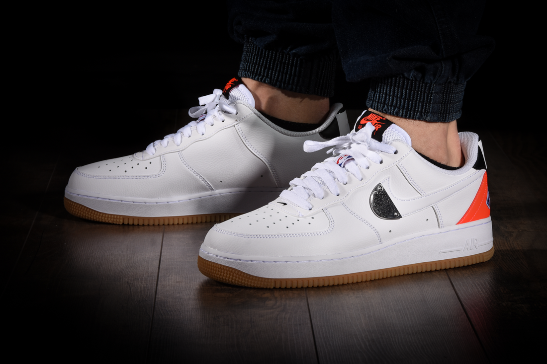 NIKE AIR FORCE 1 LOW '07 NBA WHITE CRIMSON GUM